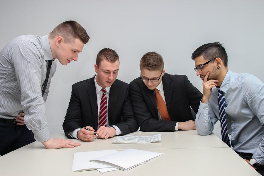 Profesionales revisando reportes y documentación tributaria